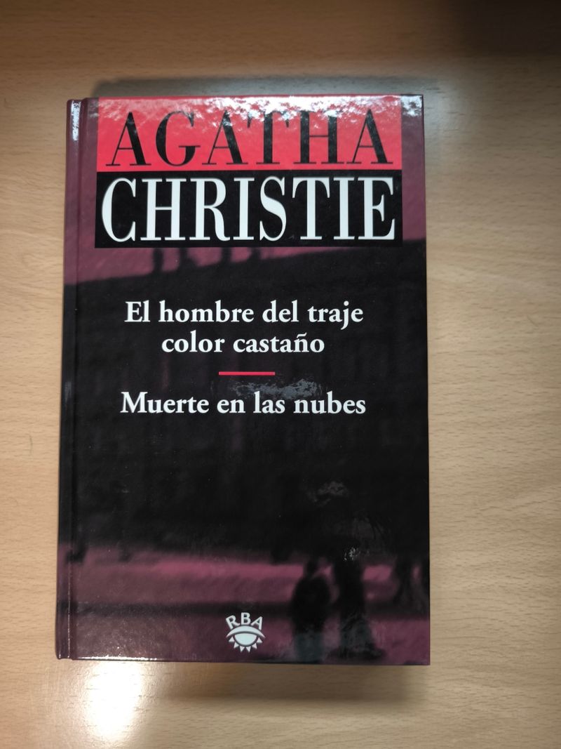 El hombre del traje color castaño & Muerte en las nubes (99)